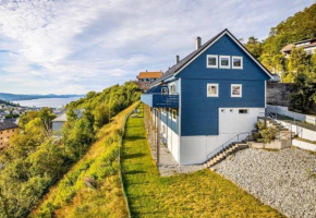 Cosy house with sunny terrace, garden and fjord view